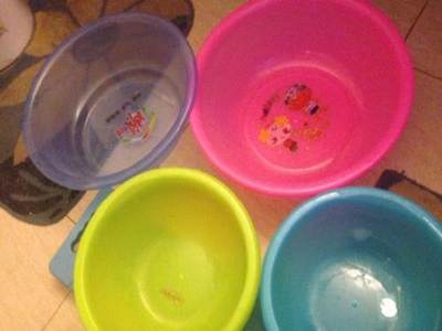 银川金凤正源北街 成套二手塑料盆与洗衣板套组，经济实惠之选